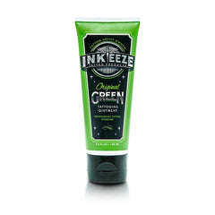 INK-EEZE ungüento verde para tatuajes en envase, apoyo a la piel durante la sesión.