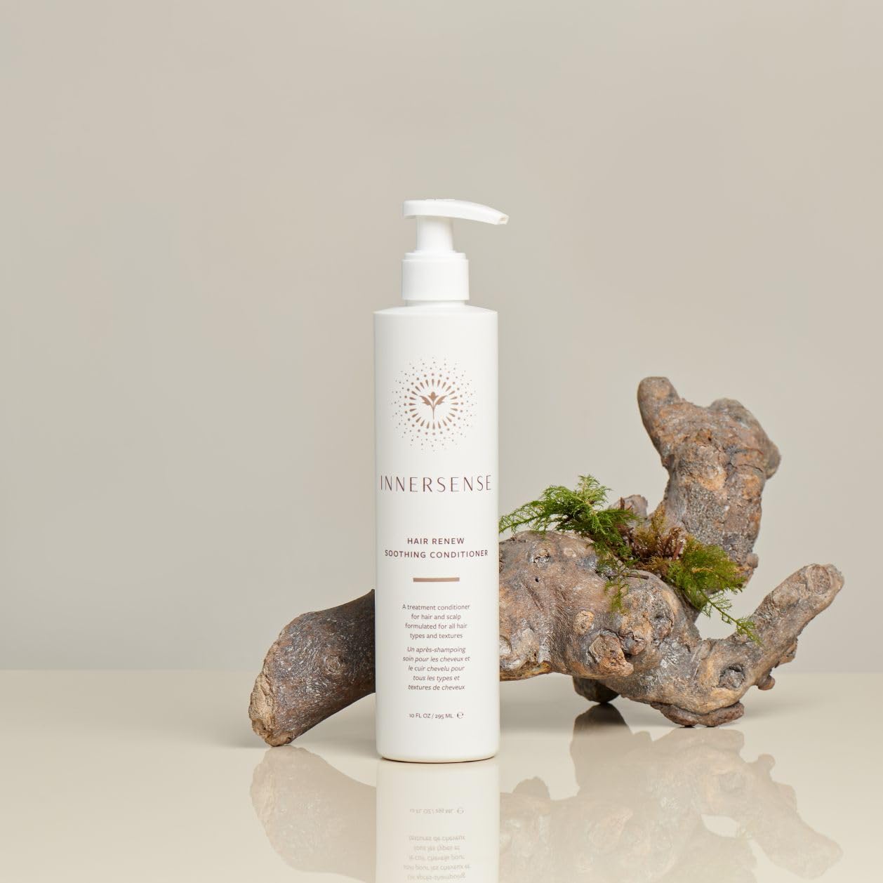 INNERSENSE Hair Renew Soothing Conditioner glossing hair with natural shine and smooth ends.