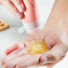 INSFIT wide-opening bottles allow easy filling and thorough cleaning.