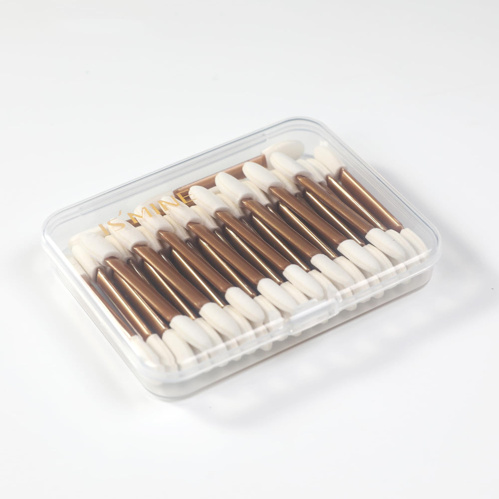 IS'MINE double-sided eyeshadow brush for clean color separation and versatility.