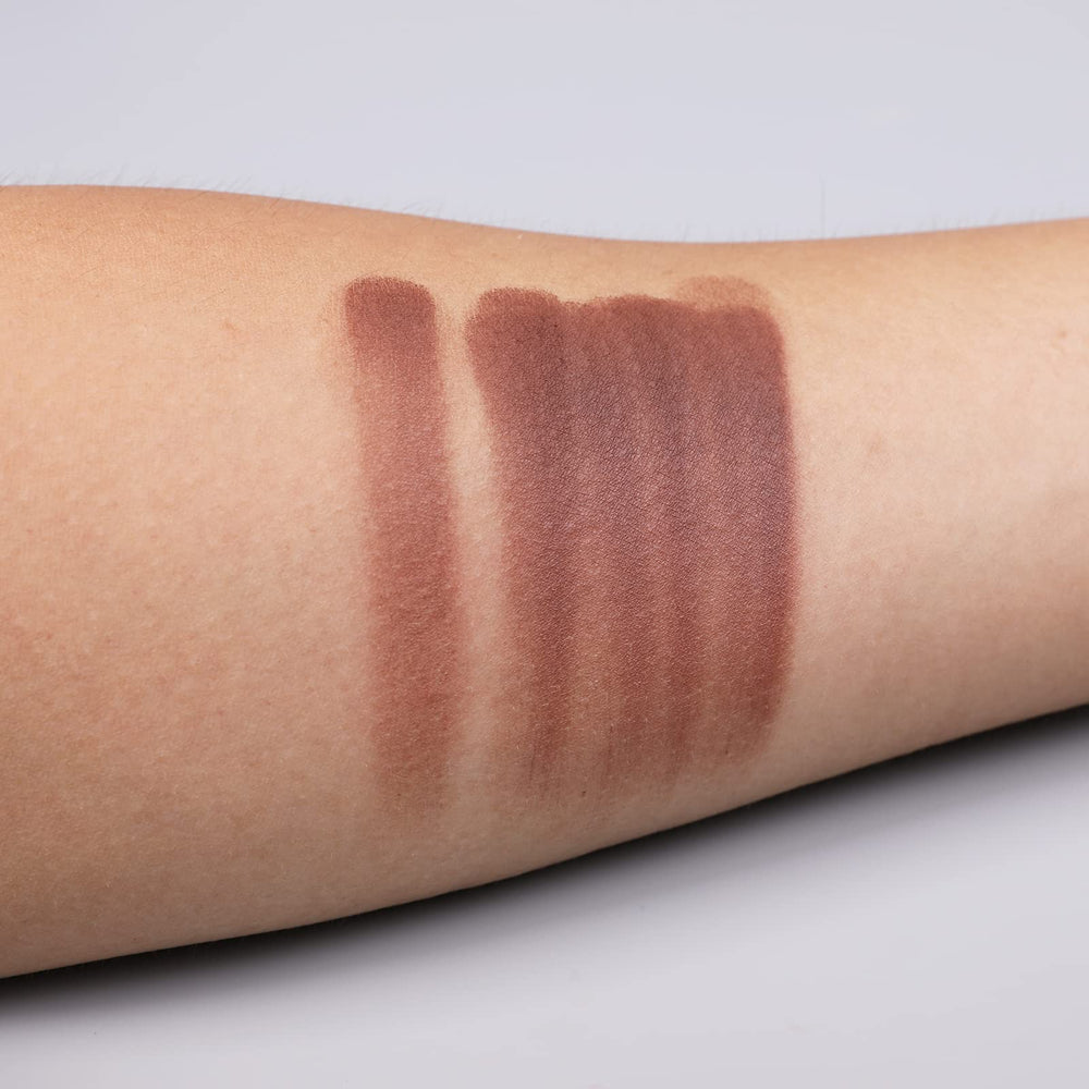 IS'MINE eyeshadow texture close-up shows fine pigment and crease-proof finish.
