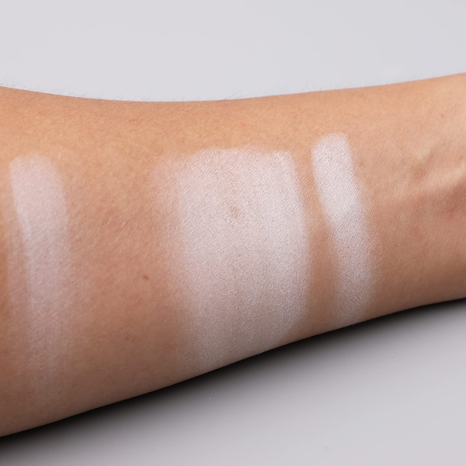 IS'MINE pure white matte shade brightens neutral or smoky looks.