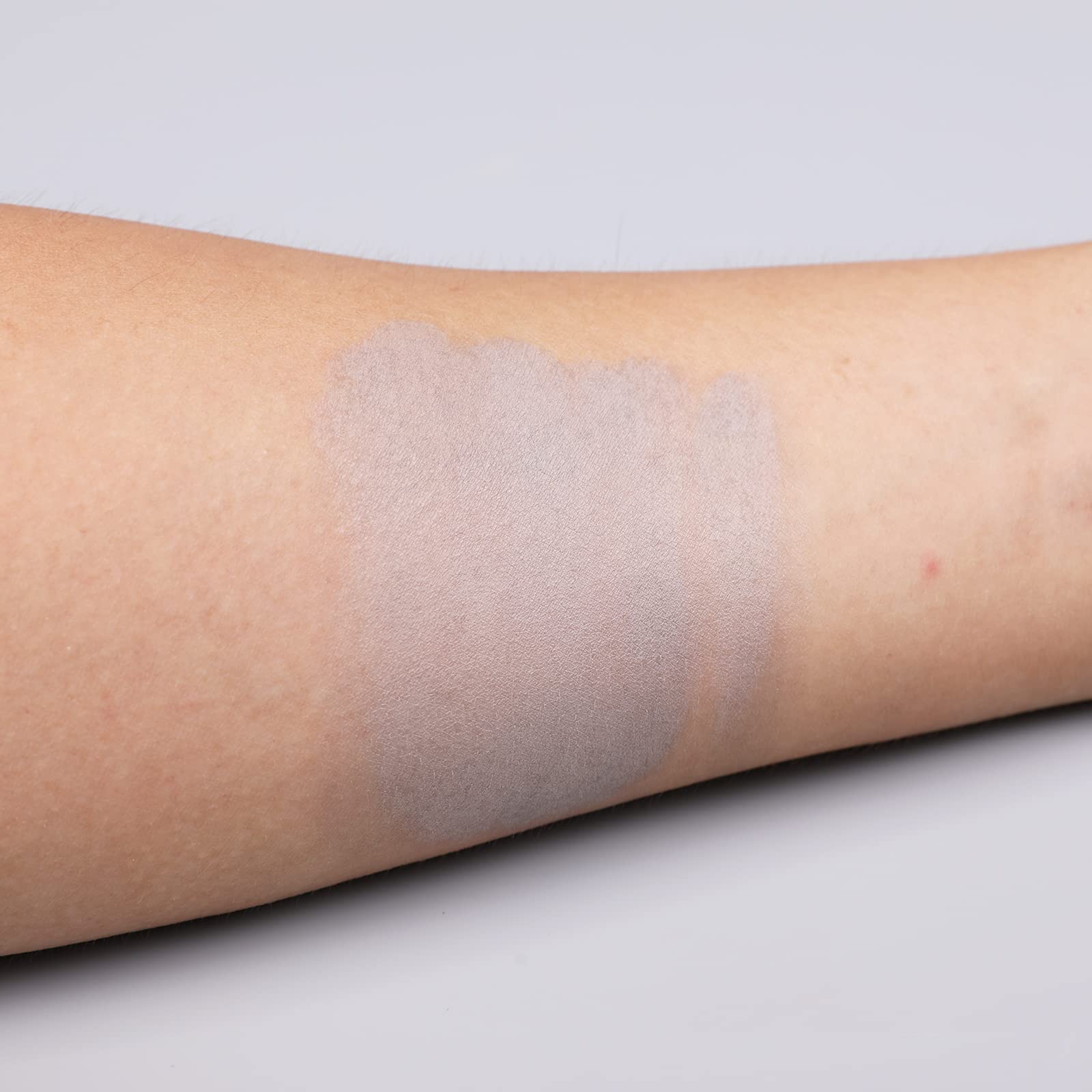 IS'MINE compact palette features sleek packaging for easy travel.