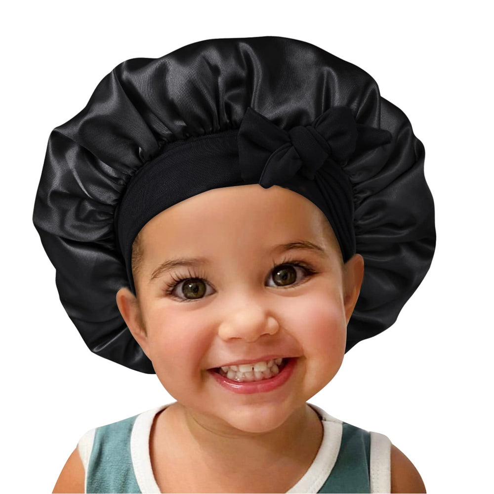 Bonete satinado con cinta elástica ajustable para comodidad diaria.