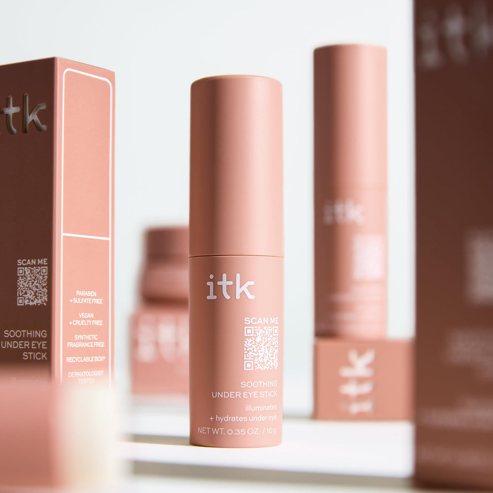 Uso en movimiento con ITK Skincare para retoques diarios.