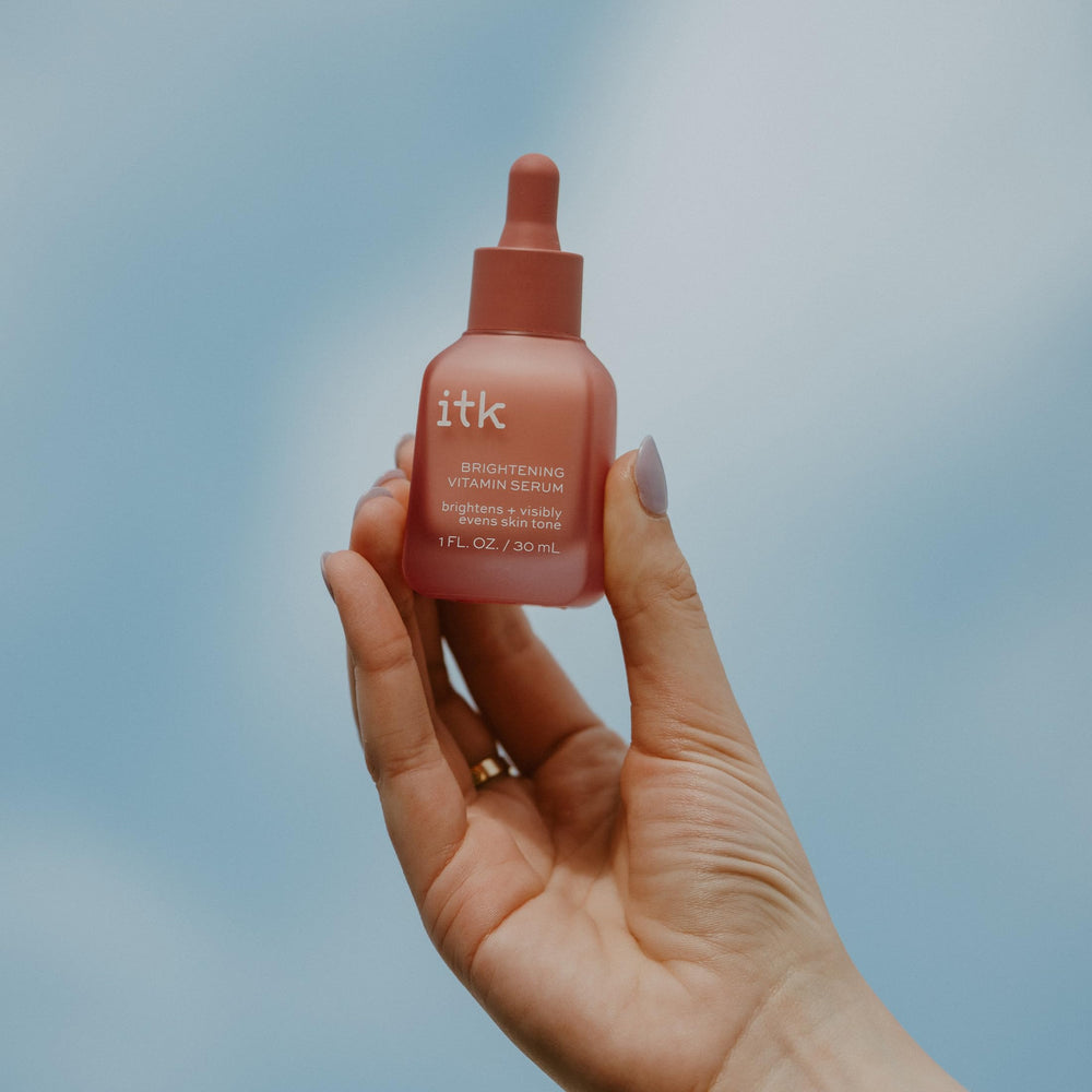 Envase ITK iluminador con sello dermatológico y seguridad del producto.