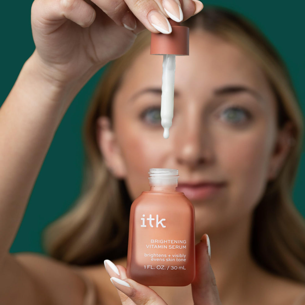 Textura ligera del suero ITK iluminador sobre la piel.