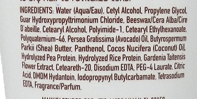 It's a 10 Haircare Coily Miracle Curl Cream durante la aplicación para definición y control.