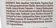 It's a 10 Haircare Coily Miracle Curl Cream durante la aplicación para definición y control.