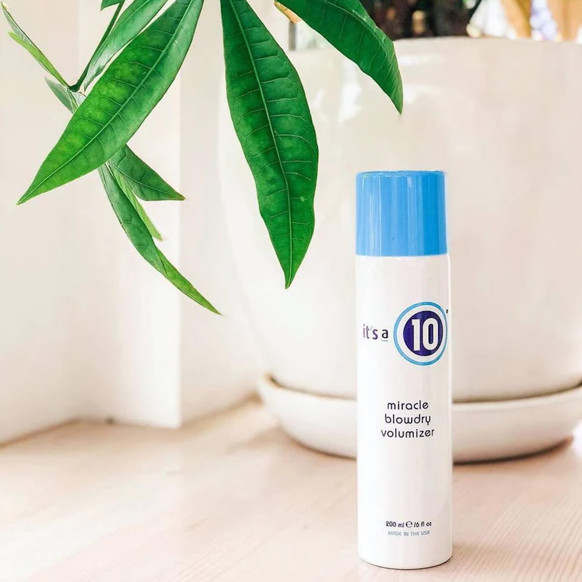 Its A 10 Haircare Milagro voluminizador textura suave para peinados definidos.
