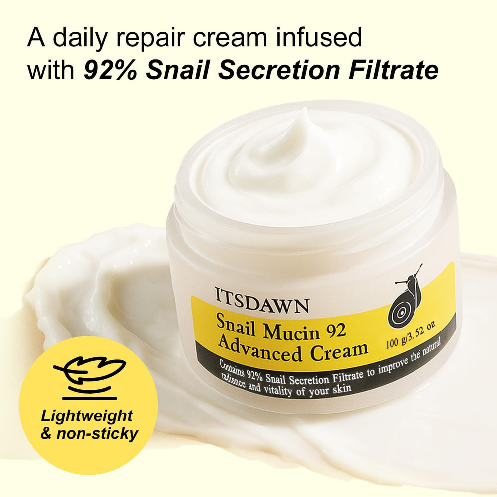 Aplicación manual de la crema facial ITSDAWN para masaje y absorción.