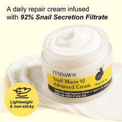 Aplicación manual de la crema facial ITSDAWN para masaje y absorción.