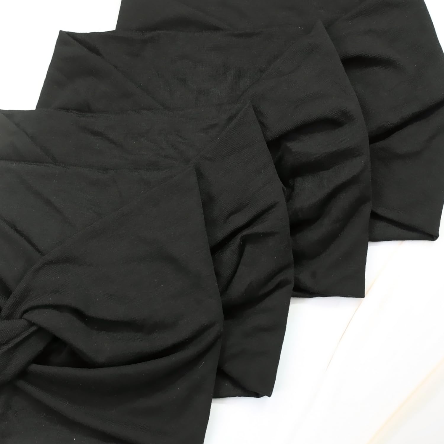 IVARYSS large black headband fits most heads for travel.