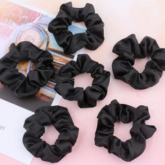 IVARYSS scrunchies seda suave en negro, accesorio elegante.