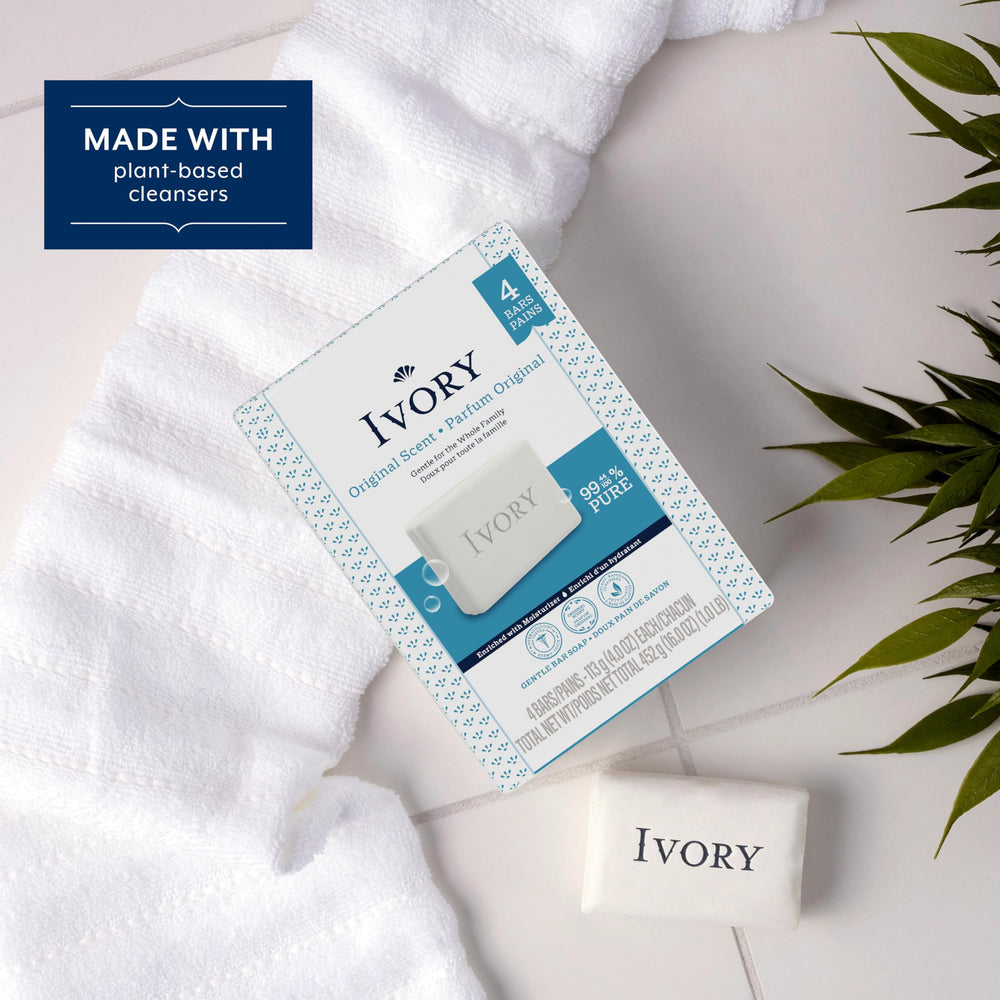Ivory jabón con ingredientes vegetales ofrece limpieza eficaz sin irritación.