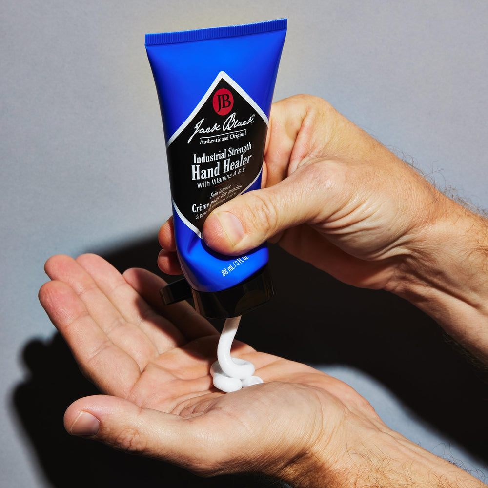 Aplicación rápida del producto Jack Black, manos listas para trabajar sin irritación.