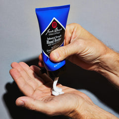 Aplicación rápida del producto Jack Black, manos listas para trabajar sin irritación.