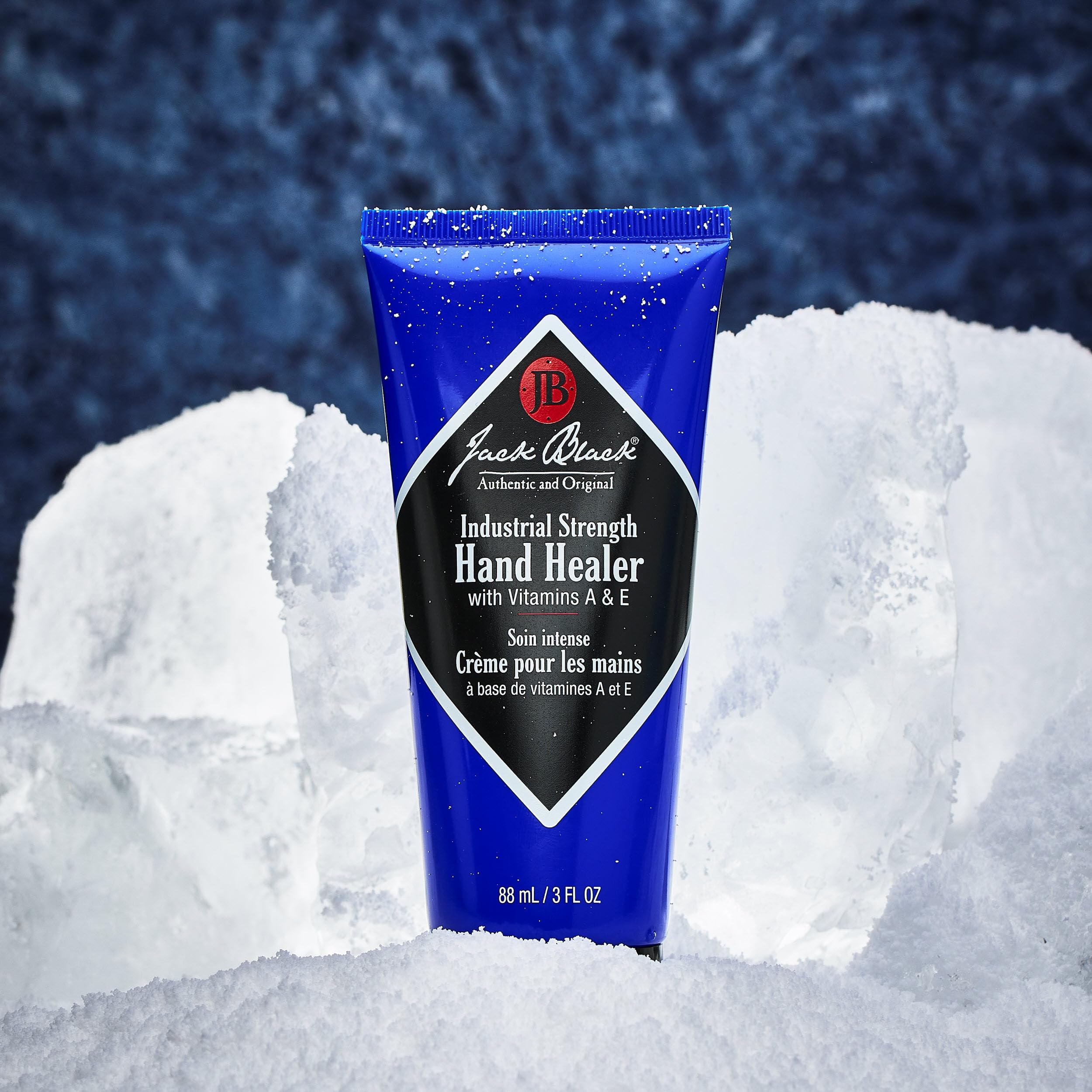 Envase compacto de Jack Black Hidratante de Manos, ideal para llevar en la bolsa.