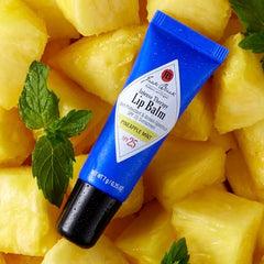 Aplicación de Jack Black SPF25 para labios hidratados