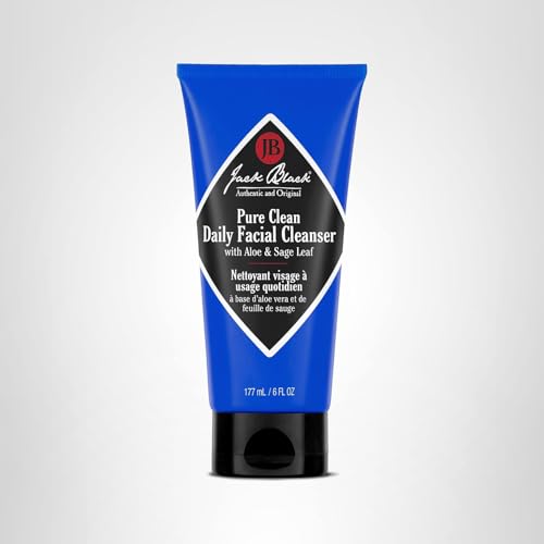 Aplicación diaria con Jack Black Pure Clean Daily Facial Cleanser para piel limpia y preparada para el afeitado.