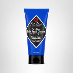 Aplicación diaria con Jack Black Pure Clean Daily Facial Cleanser para piel limpia y preparada para el afeitado.
