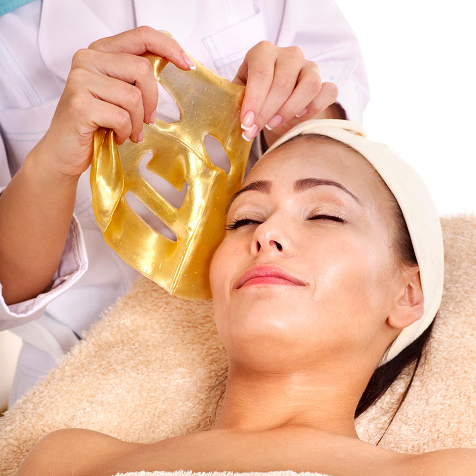 Spa en casa con la mascarilla facial de oro para un momento de cuidado.