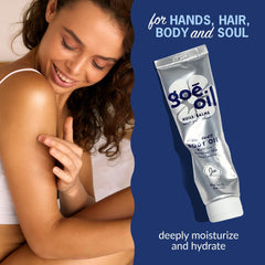 Jao Goē Oil hands application shows quick absorption and nourishment.