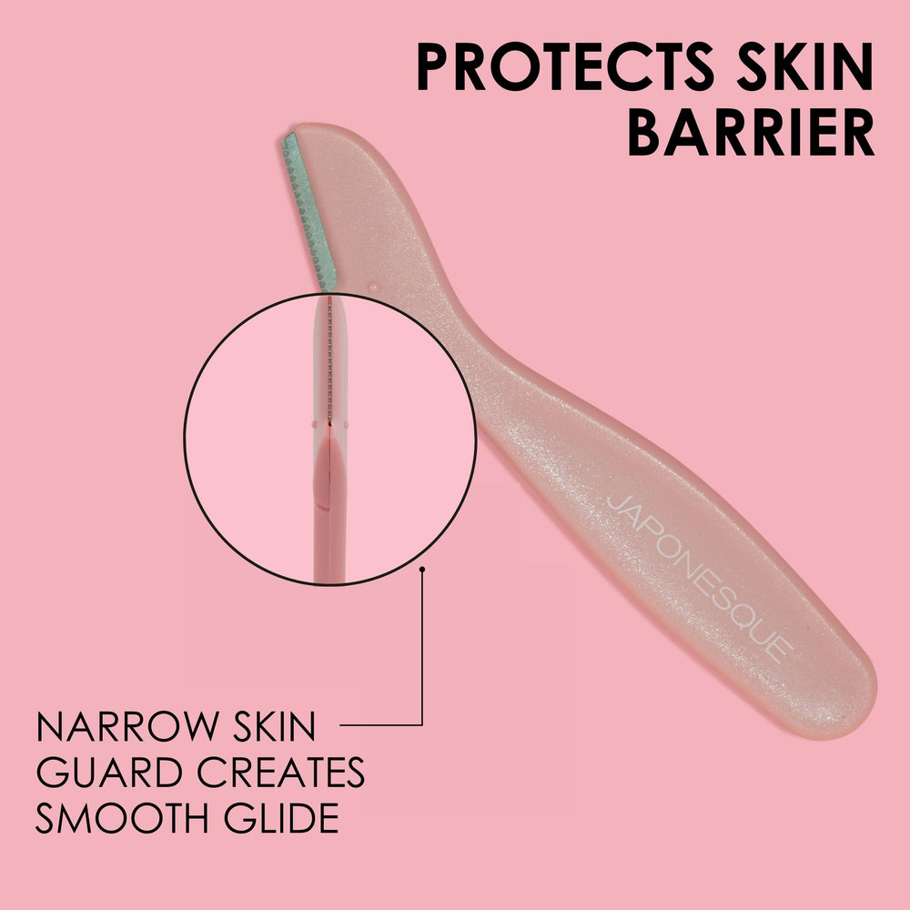 Snap-on cover protects JAPONESQUE razor blade during travel.