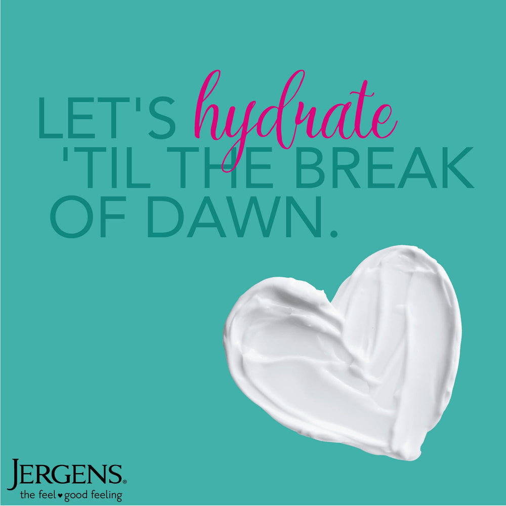 Aplicación suave de crema corporal Jergens para uso diario.