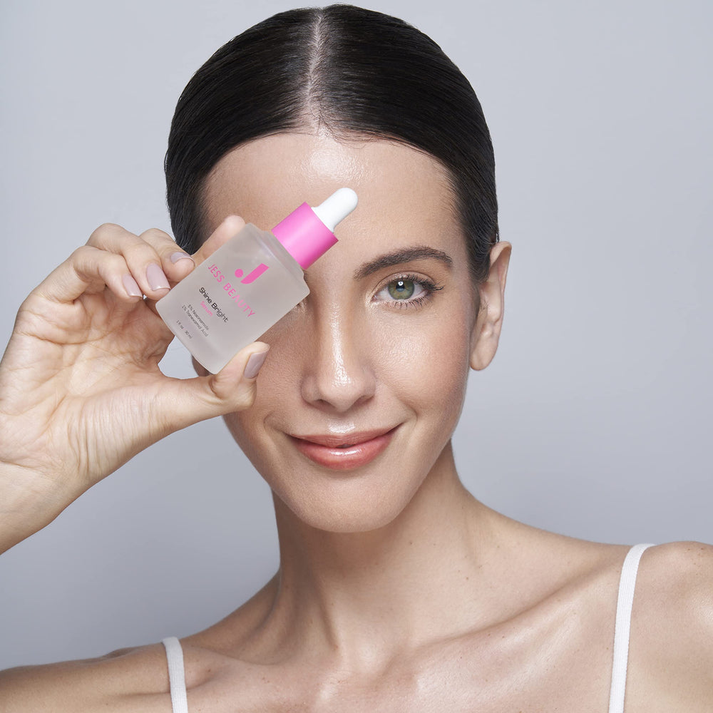 JESS BEAUTY Shine Bright envase compacto de 30 ml para uso diario.