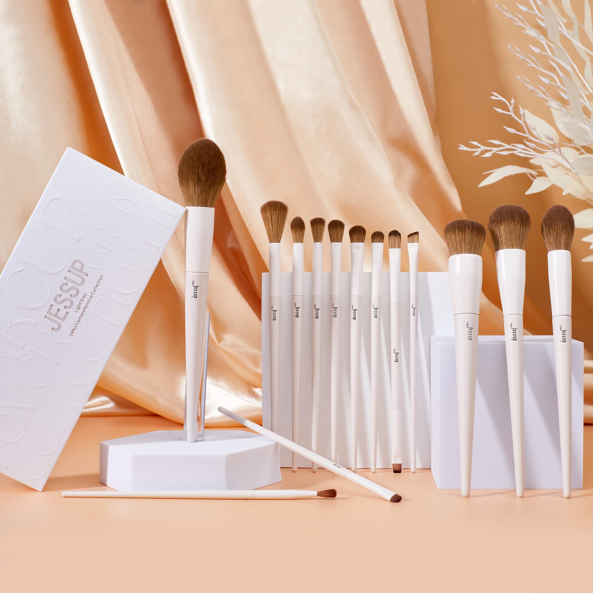 Jessup eyeliner brush creates clean, sharp lines