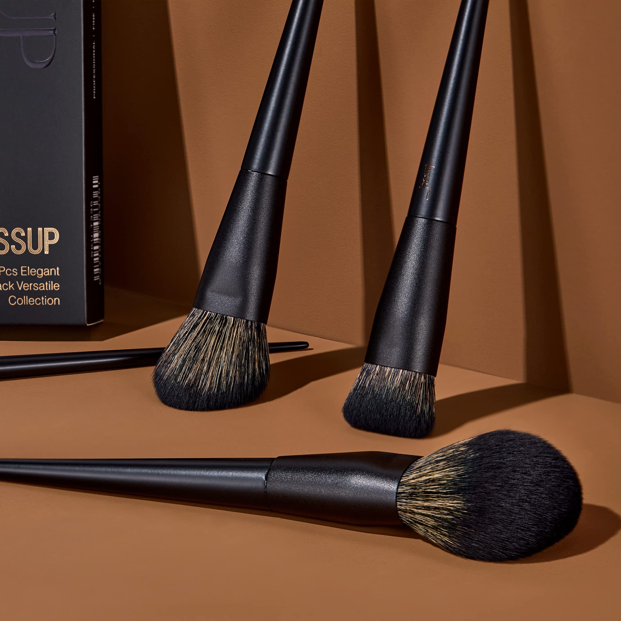Jessup powder brush fluffy bristles for smooth powder application.