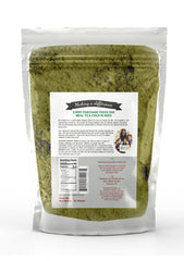Jiva Organics Brahmi Powder en mano, preparado para uso capilar y fortalecimiento.