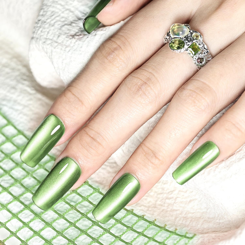 Top coat adds lasting gloss and protective finish to the cat-eye look.