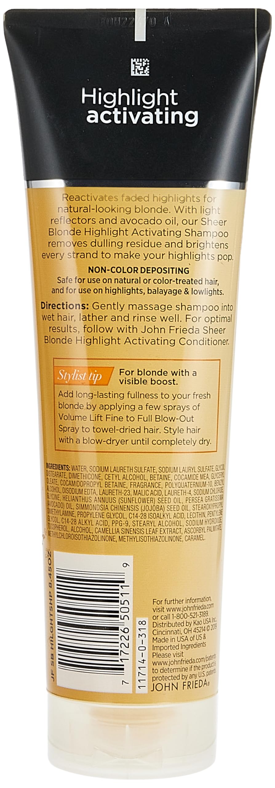 John Frieda champú rubio claro en manos: experiencia suave de lavado para cabello sedoso
