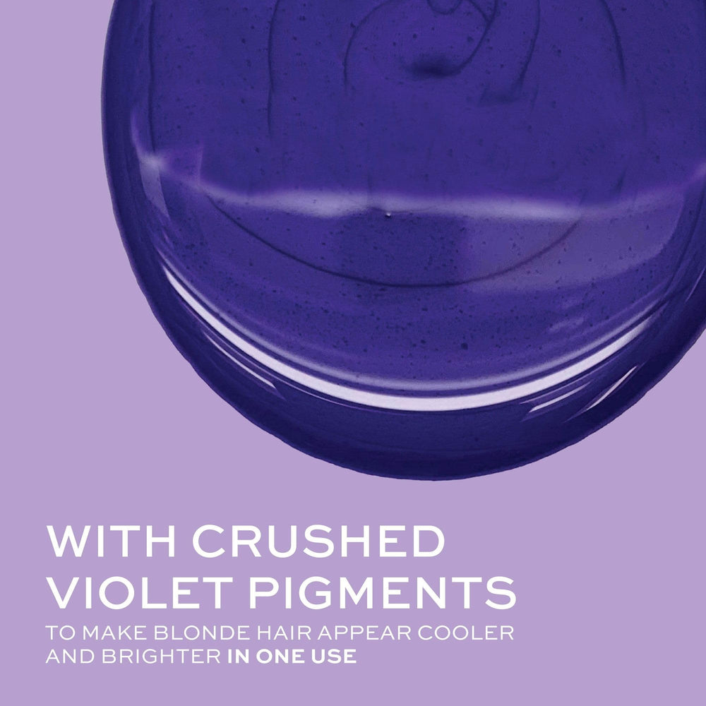 Pigmentos violeta triturados en champú Violet Crush para contrarrestar el amarillo.