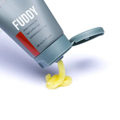 Textura densa de JOHNNY B. Fuddy Gel que fija el peinado con claridad.