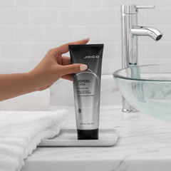 Joico JoiGel Firme aplicado para un peinado con brillo y definición.