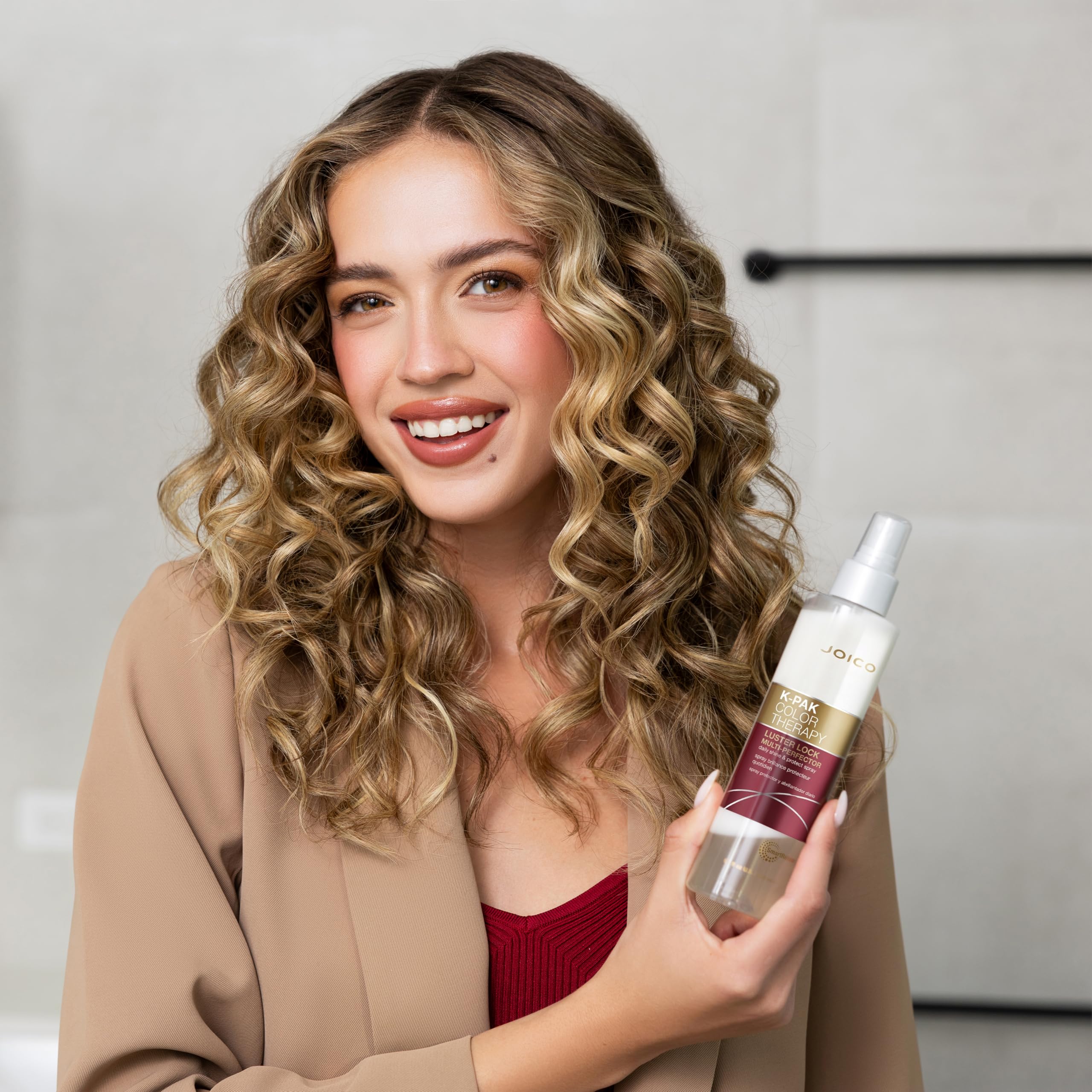 Joico K-PAK Color Therapy Spray, protección UV, mantiene el color frente al sol.