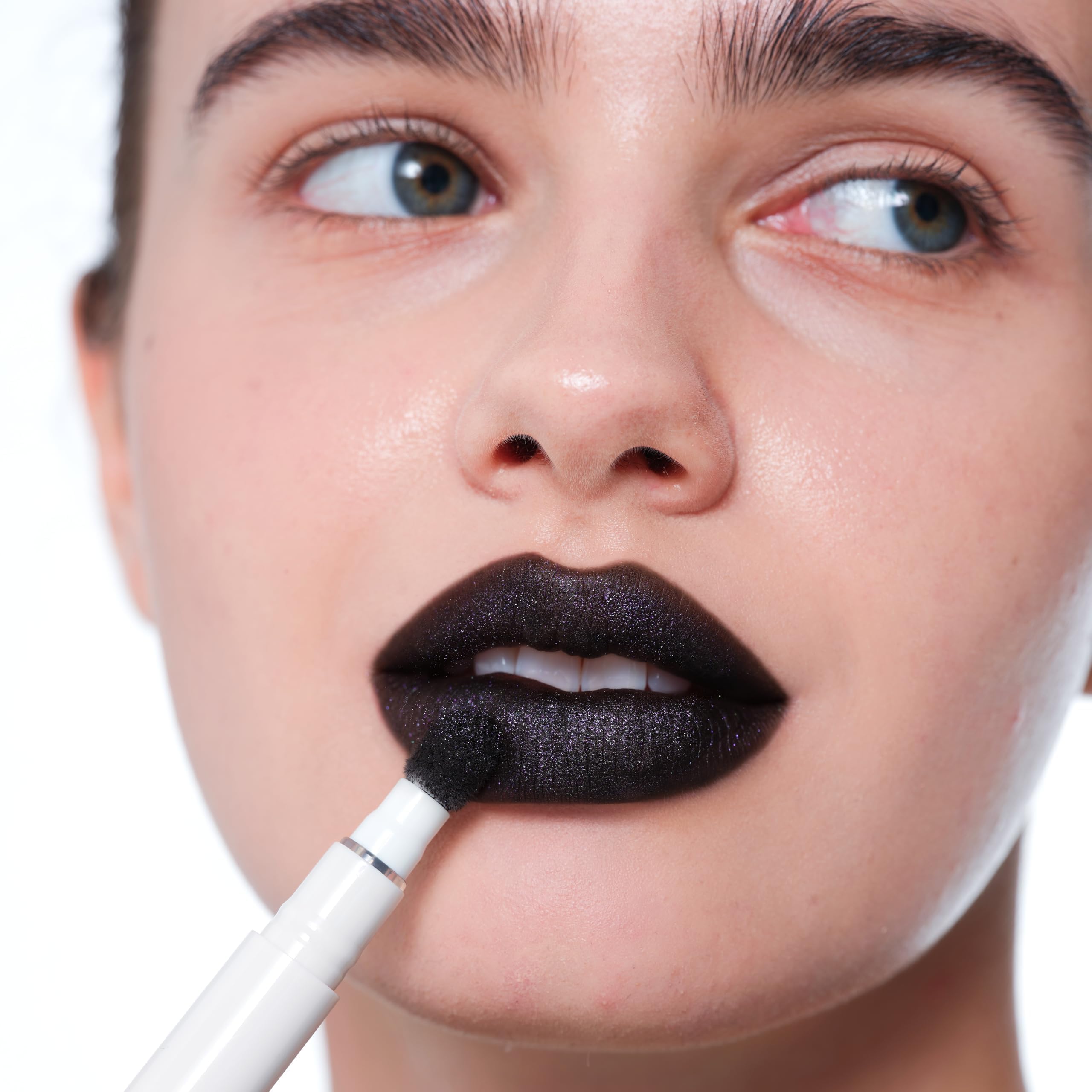 JUDYDOLL textura cremosa en labios para aplicación suave.