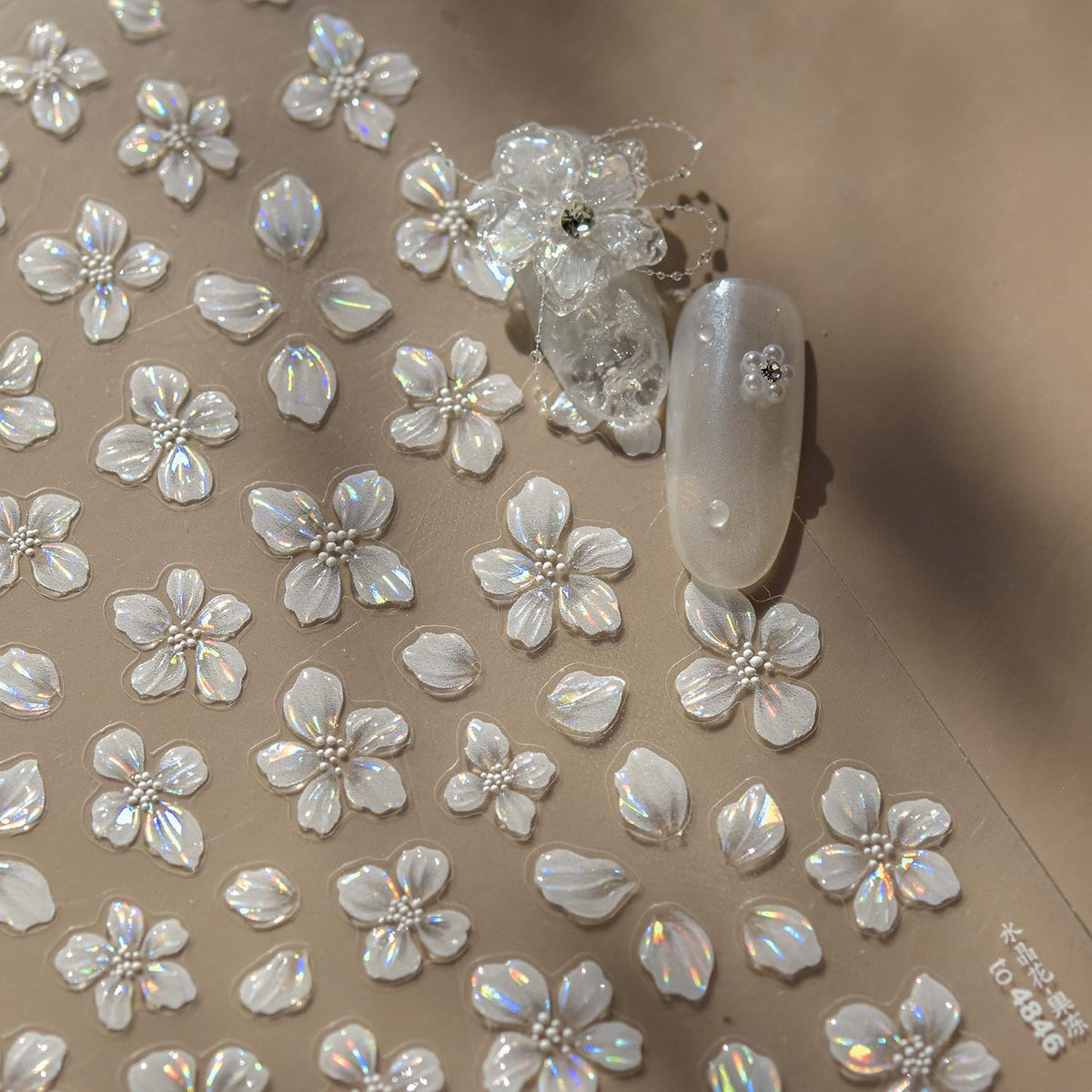 Pegatinas Juggssa de flor blanca en relieve para uñas, acabado elegante.