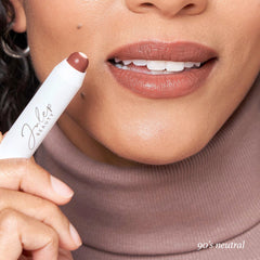 Julep Bálsamo Tint con brillo natural para un acabado luminoso.