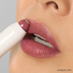 Textura suave y brillo natural de Julep Canyon Rose en labios.