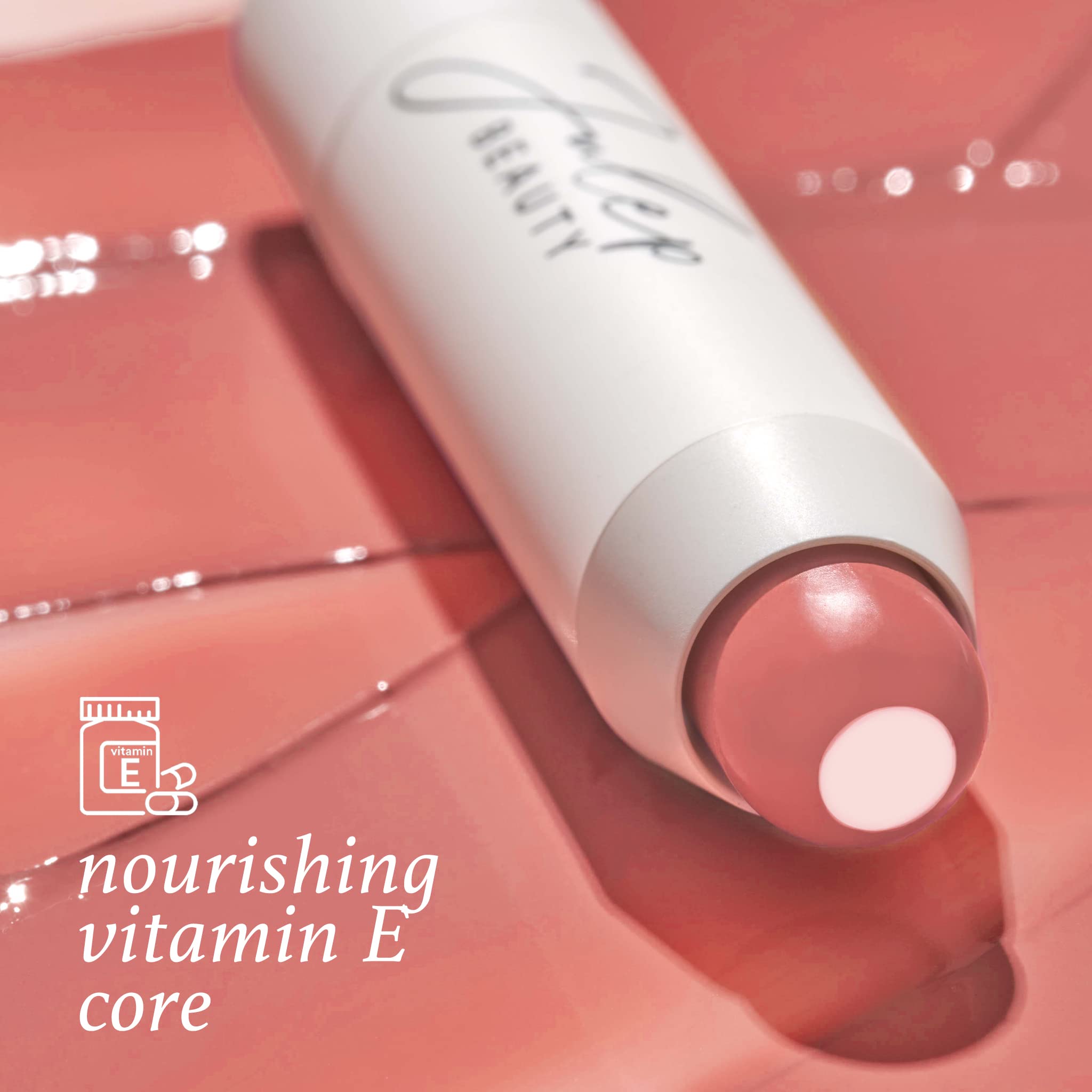 Aplicación cremosa de Julep, acabado suave y natural en labios.