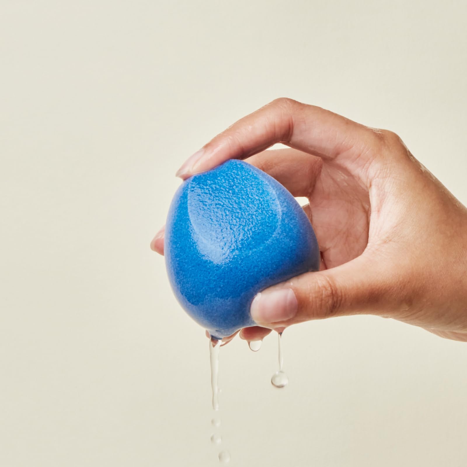 JUNO & Co ultra-soft plush texture enhances gentle skin blending.