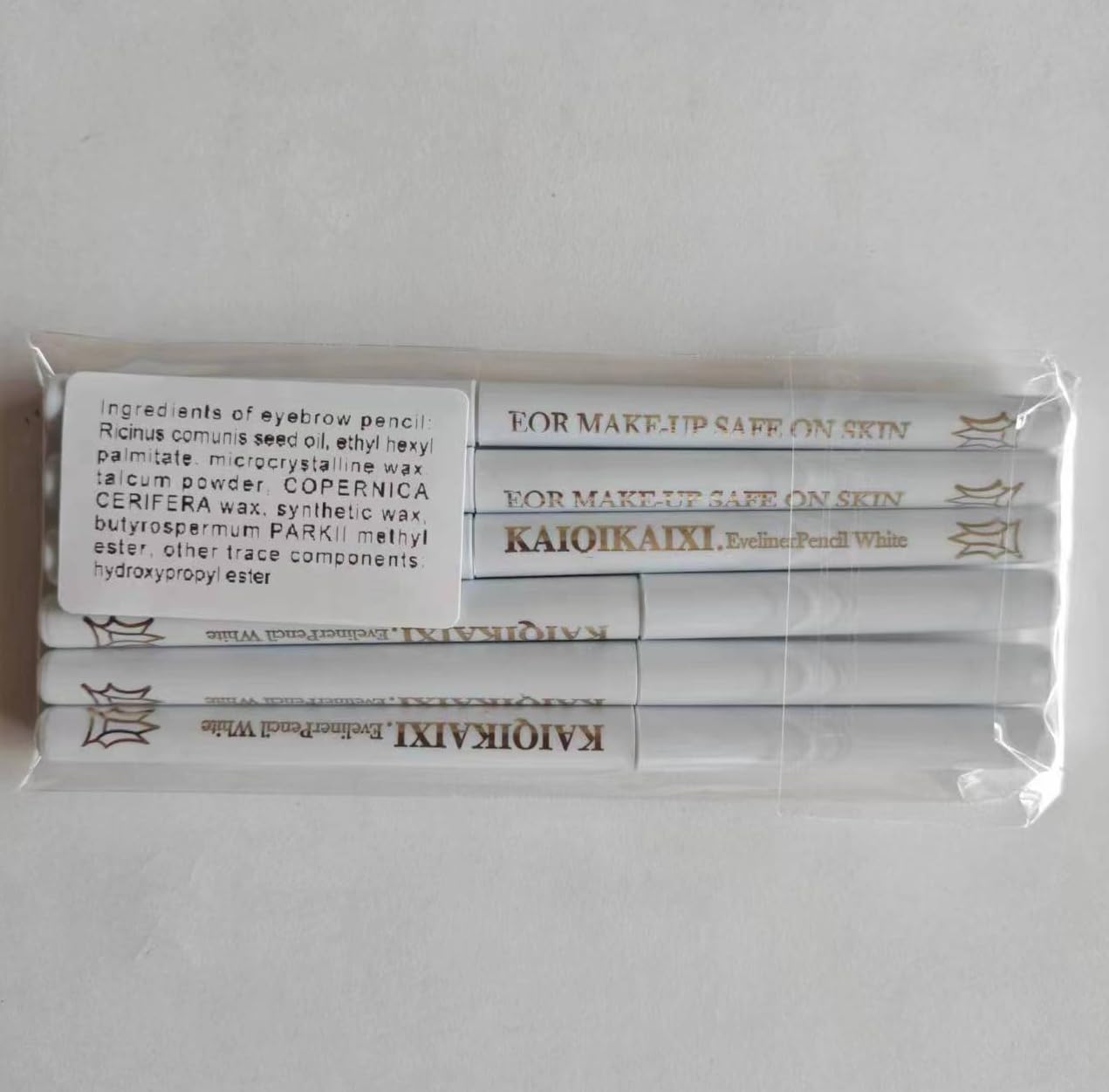 Conjunto compacto de seis piezas para maquillaje de viaje.