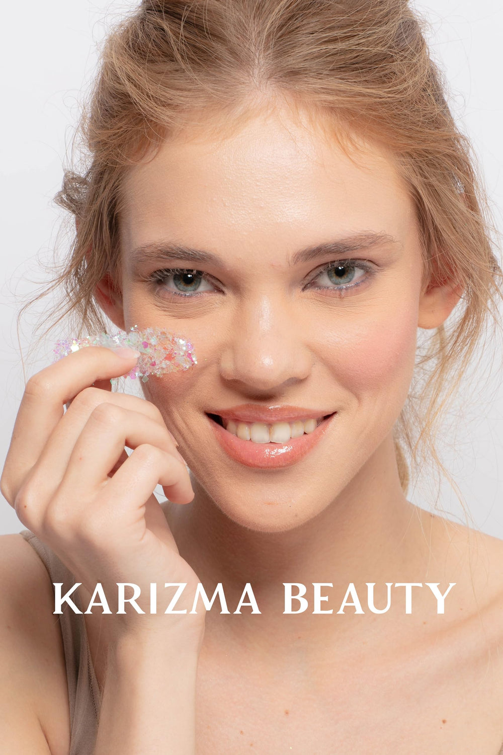 KARIZMA: cuello y hombros resaltados con purpurina duradera.