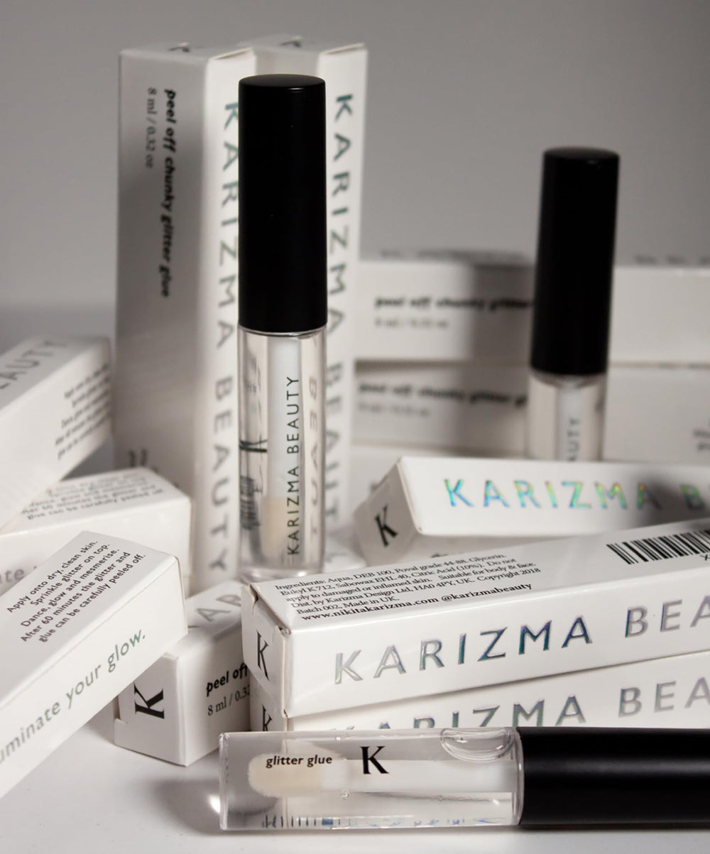 KARIZMA: pómulos iluminados con purpurina para un look brillante.
