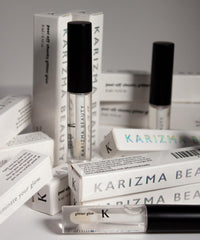 KARIZMA: pómulos iluminados con purpurina para un look brillante.