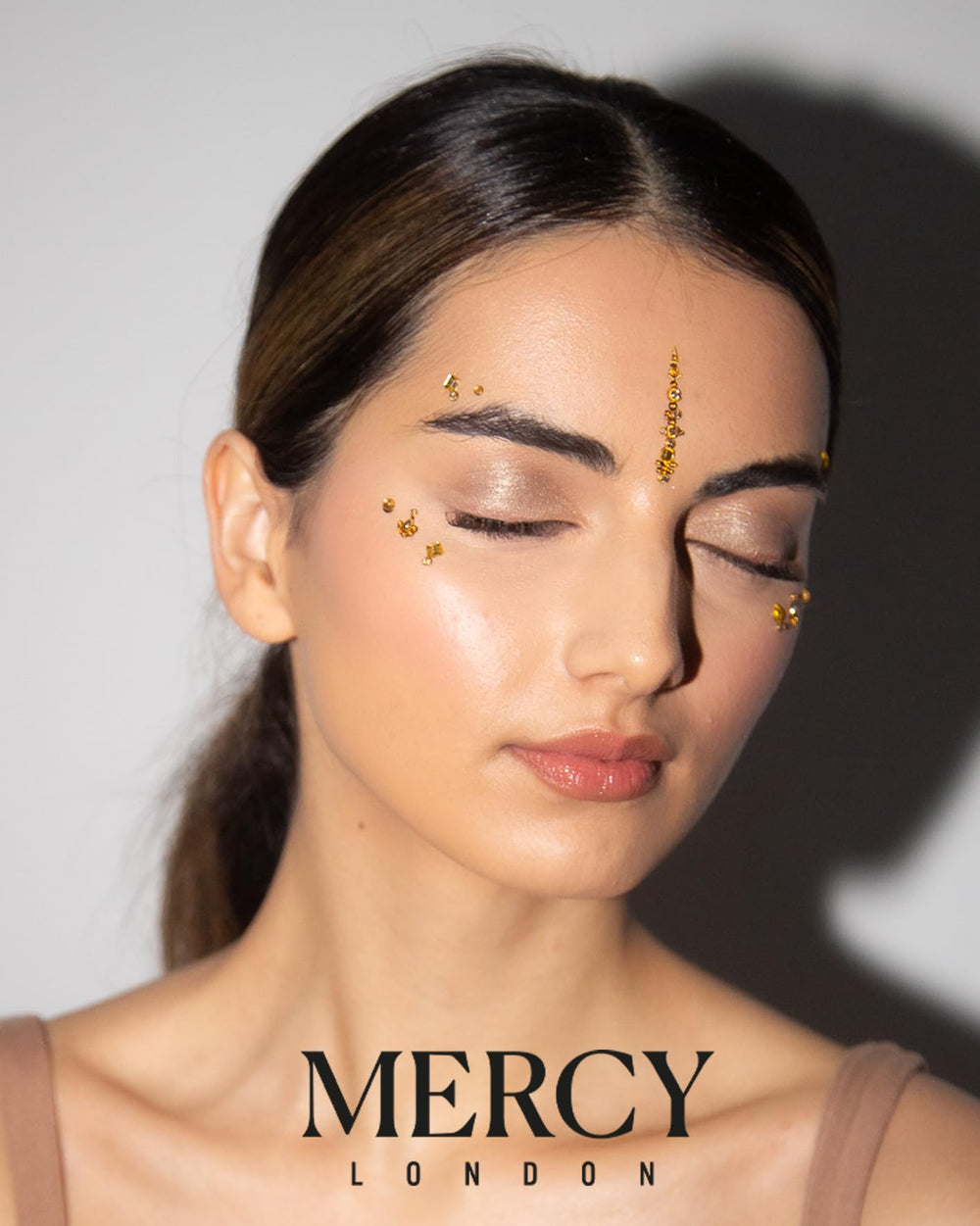 Karizma Gigi Gold Bindi worn on the forehead for Bollywood-inspired looks.